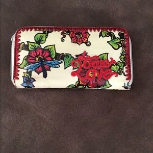 Sakroots zip around wallet